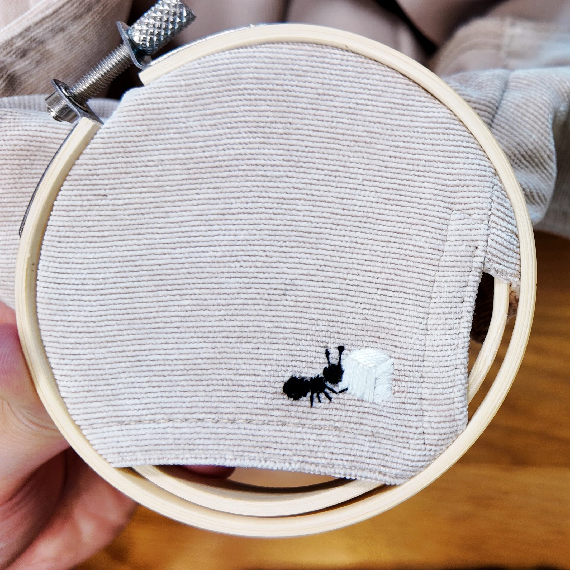 刺繍図案無料】ジャケットに刺繍！アリと砂糖の刺繍方法｜はなめろん