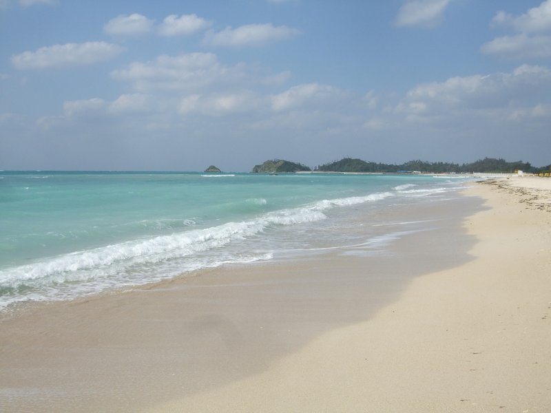 国頭村は沖縄本島の北端。少し風も強いかな。ビーチはやはりきれい。