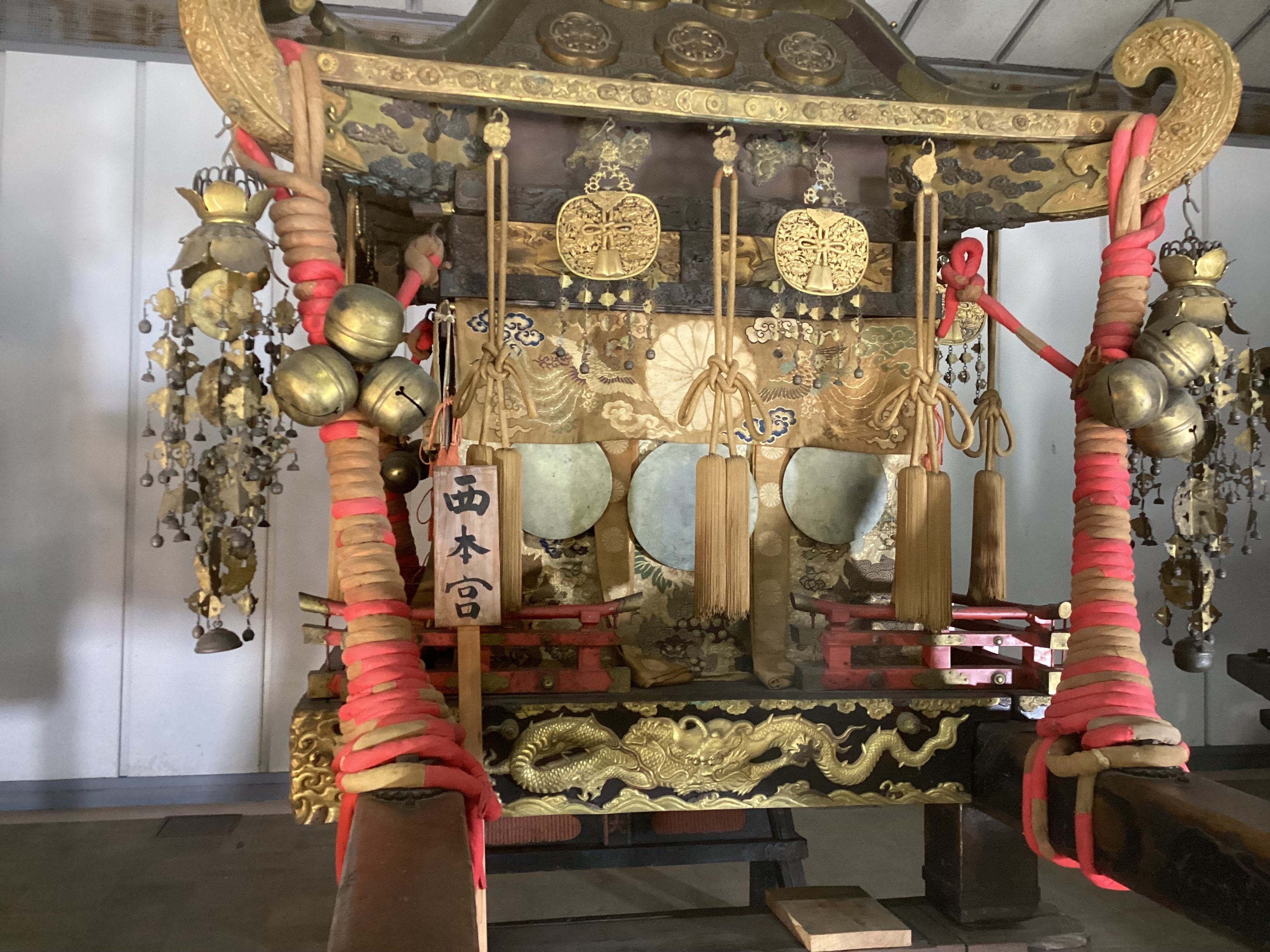 金属製ＡｕＰ御神輿 日吉大社旧神輿(神輿庫にて)2024.4.14｜京金箔押常若