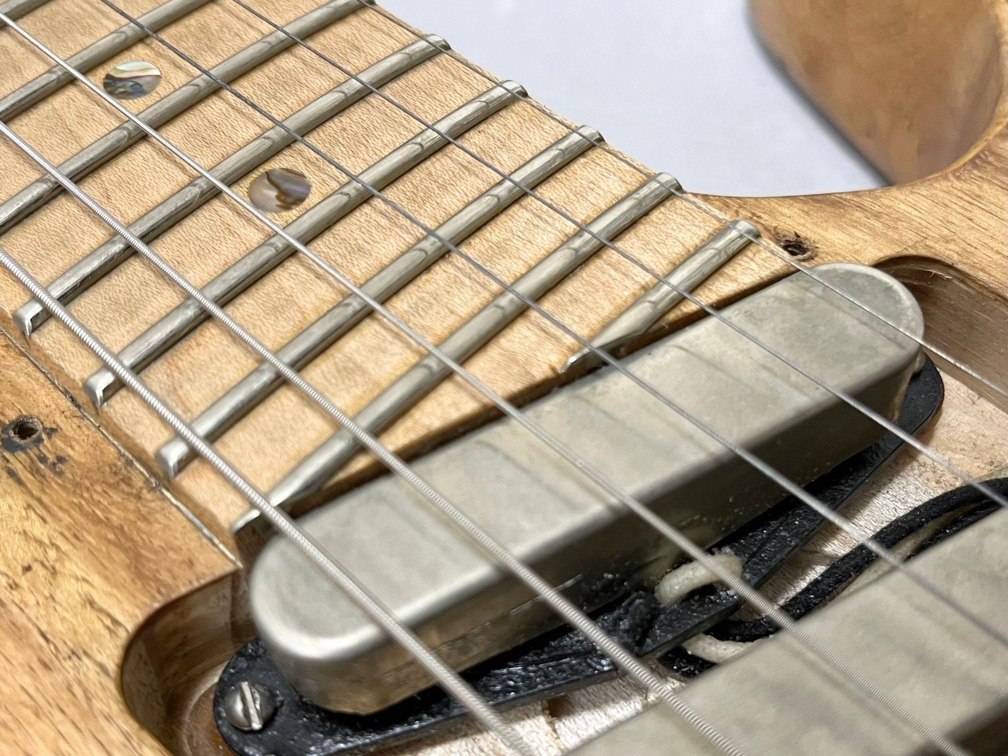 スペインの個性派ギター？ Sabrafén Luthier 