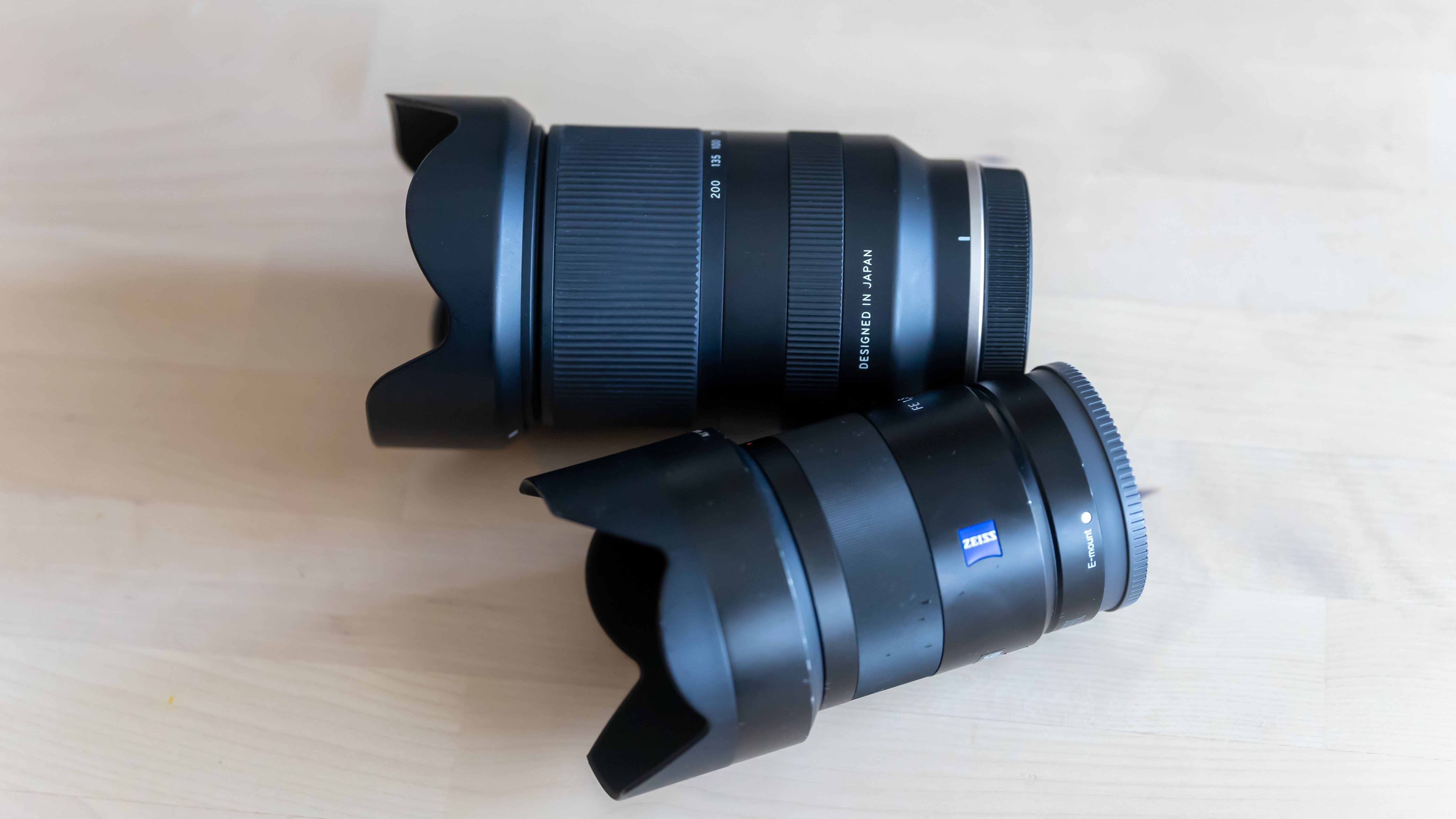 ズームレンズ(TAMRON 28-200mm F/2.8-5.6 Di III RXD)と単焦点 ズームレンズ(TAMRON 28-200mm F/2.8-5.6 Di III RXD)と単焦点