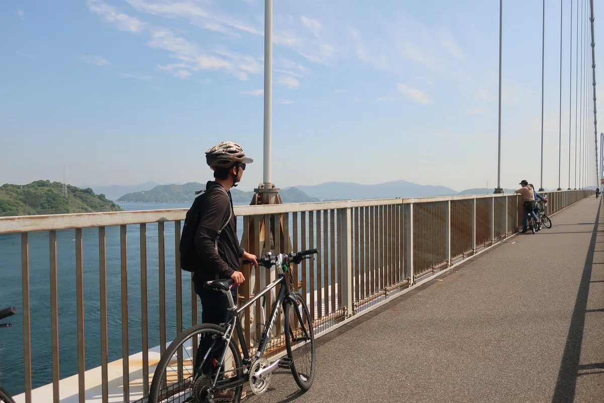 自転車に乗る夫