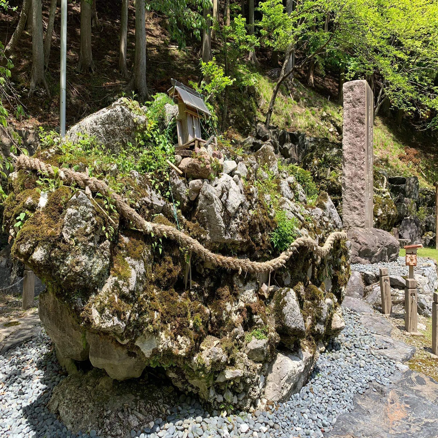 さざれ石公園 - 日本国歌『君が代』の発祥の地｜東海グルメ旅ログ｜50 