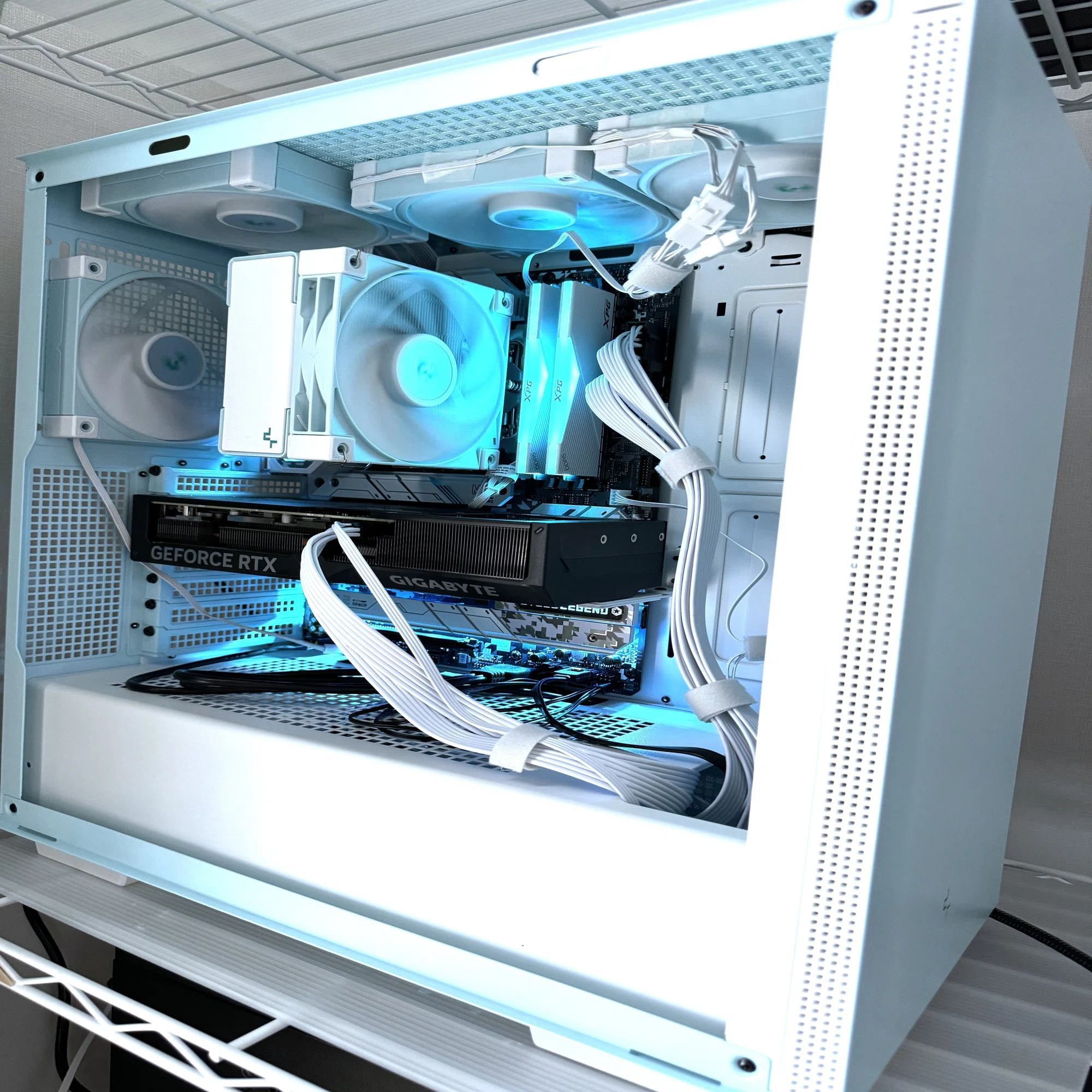 ブルー＆ホワイト 自作PC組み立てた（アイテム紹介）｜req