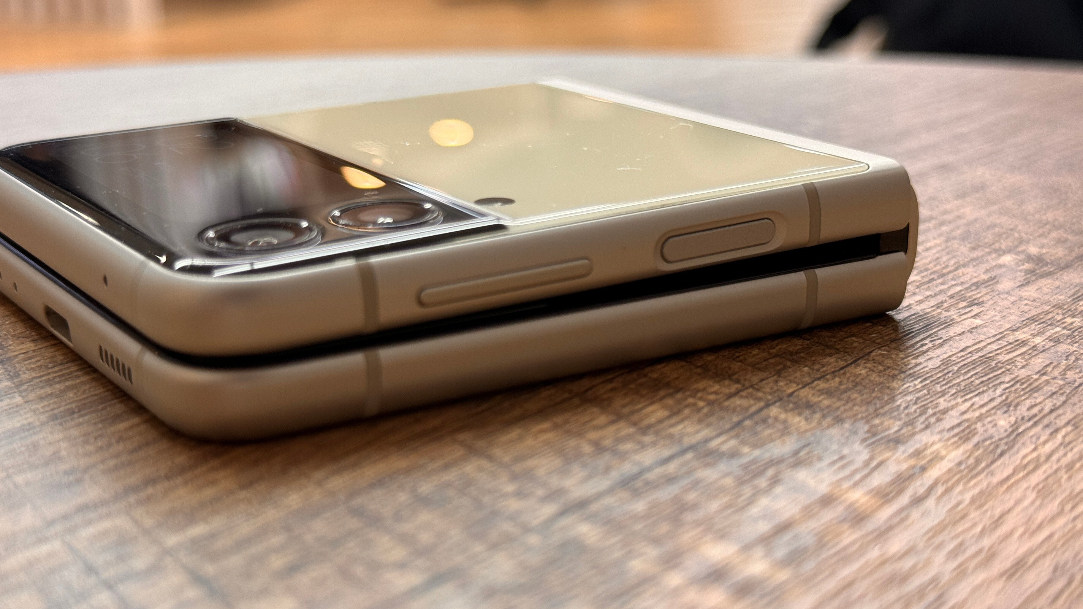 Galaxy - Galaxy Z Flip3 5G　　働くたけし 折りたたみスマホ「Galaxy Z Flip3 5G」「Galaxy Z Fold3 5G」が