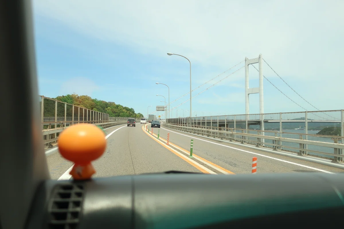 しまなみの橋を見るみきゃん
