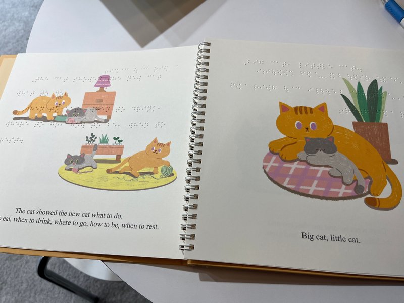 猫の親子のカワイイ絵本の内側で点字つき