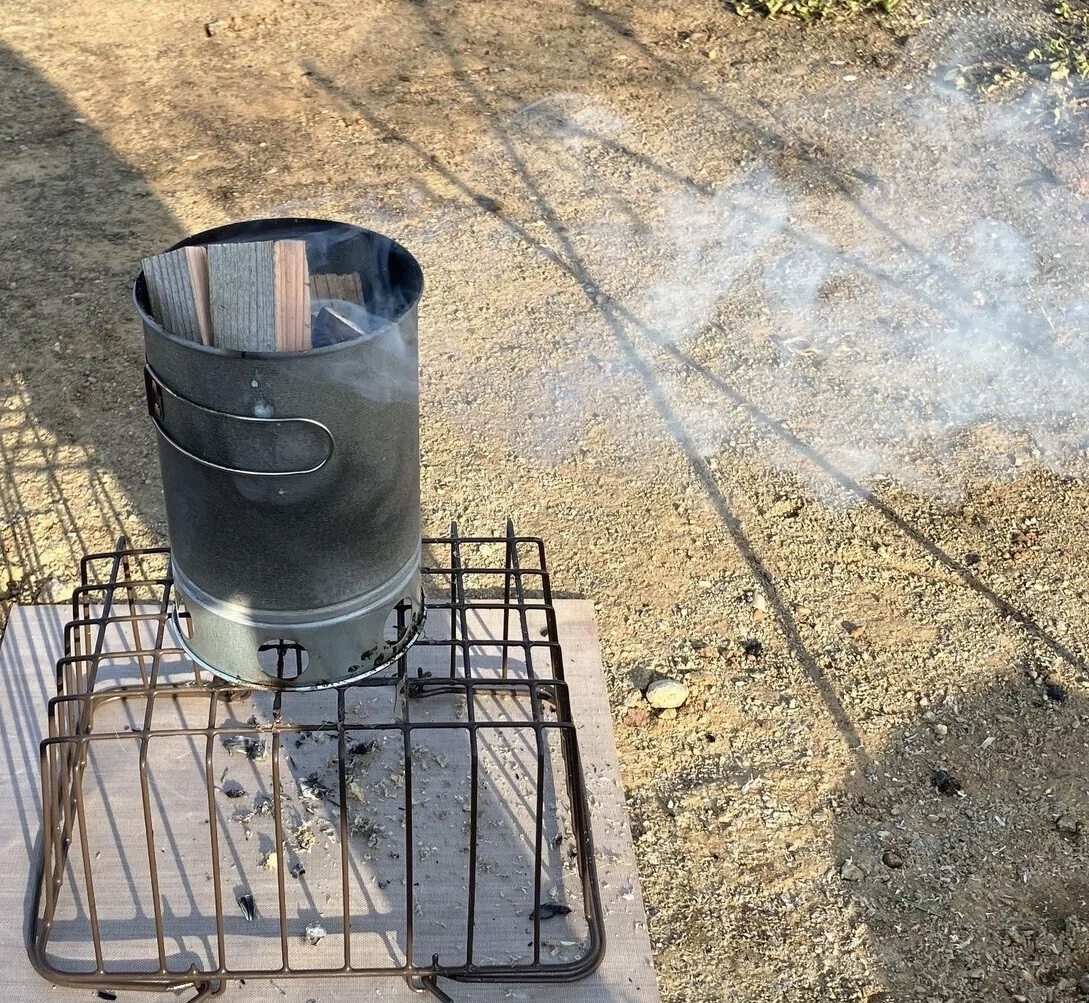 「火起こし器」を焚き火台へ セリアソロストーブ|イコロ