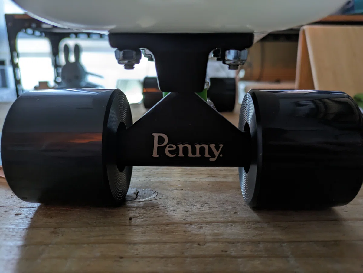 スケートボード】「Penny クラシックス 蓄光デッキ／CASPER ・22インチ 