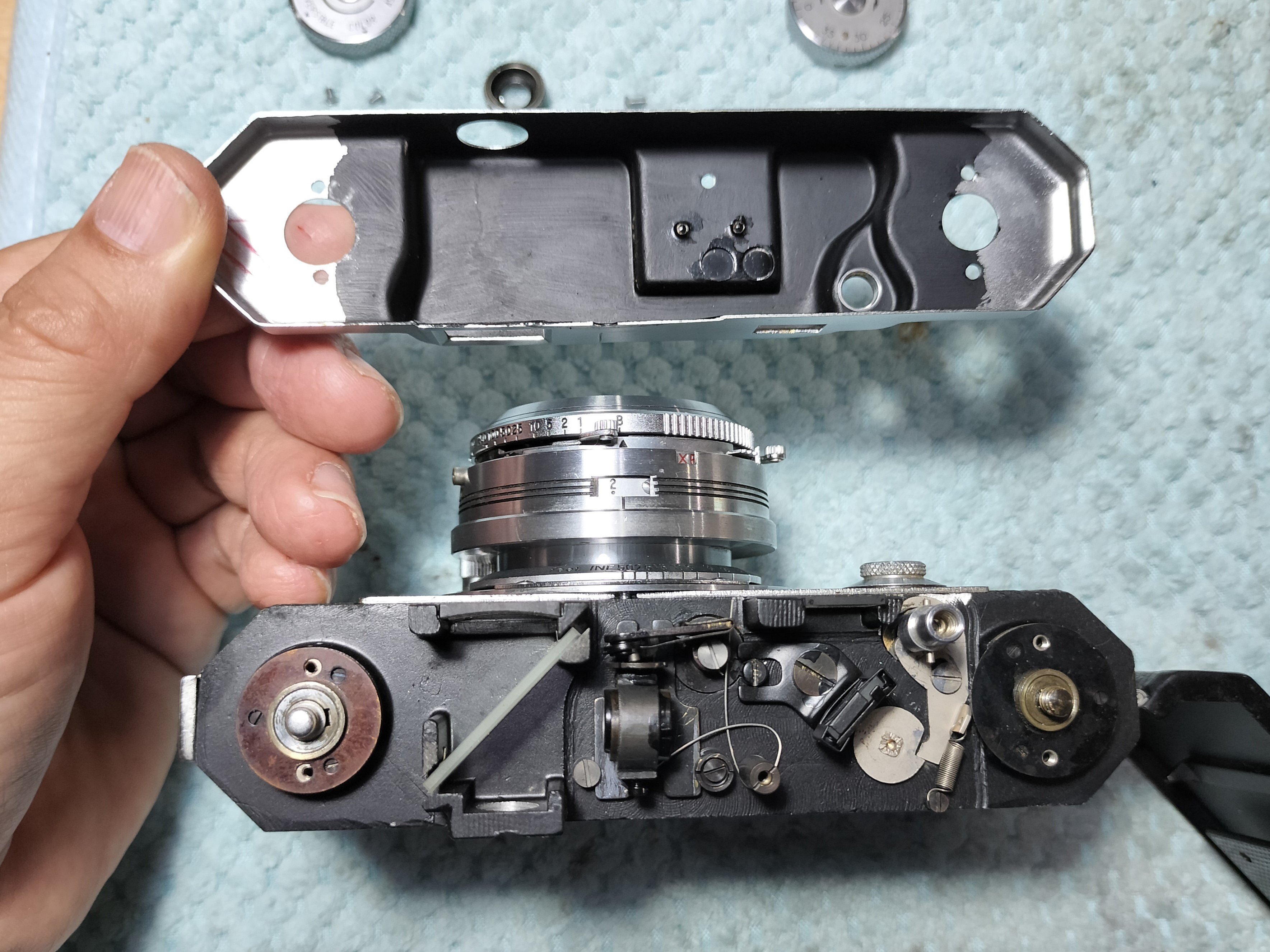 Konica IIシリーズの分解|フィルムカメラ修理のアクアカメラ Konica IIシリーズの分解|フィルムカメラ修理のアクアカメラ