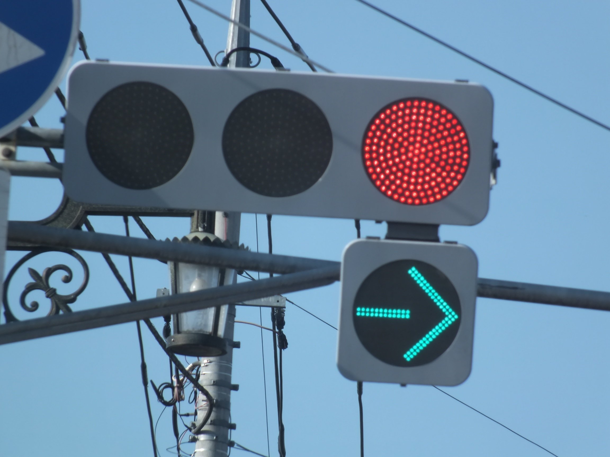 秩父市上野町にある小糸OEM電材フラット300㎜＋右折矢印灯と一方通行路