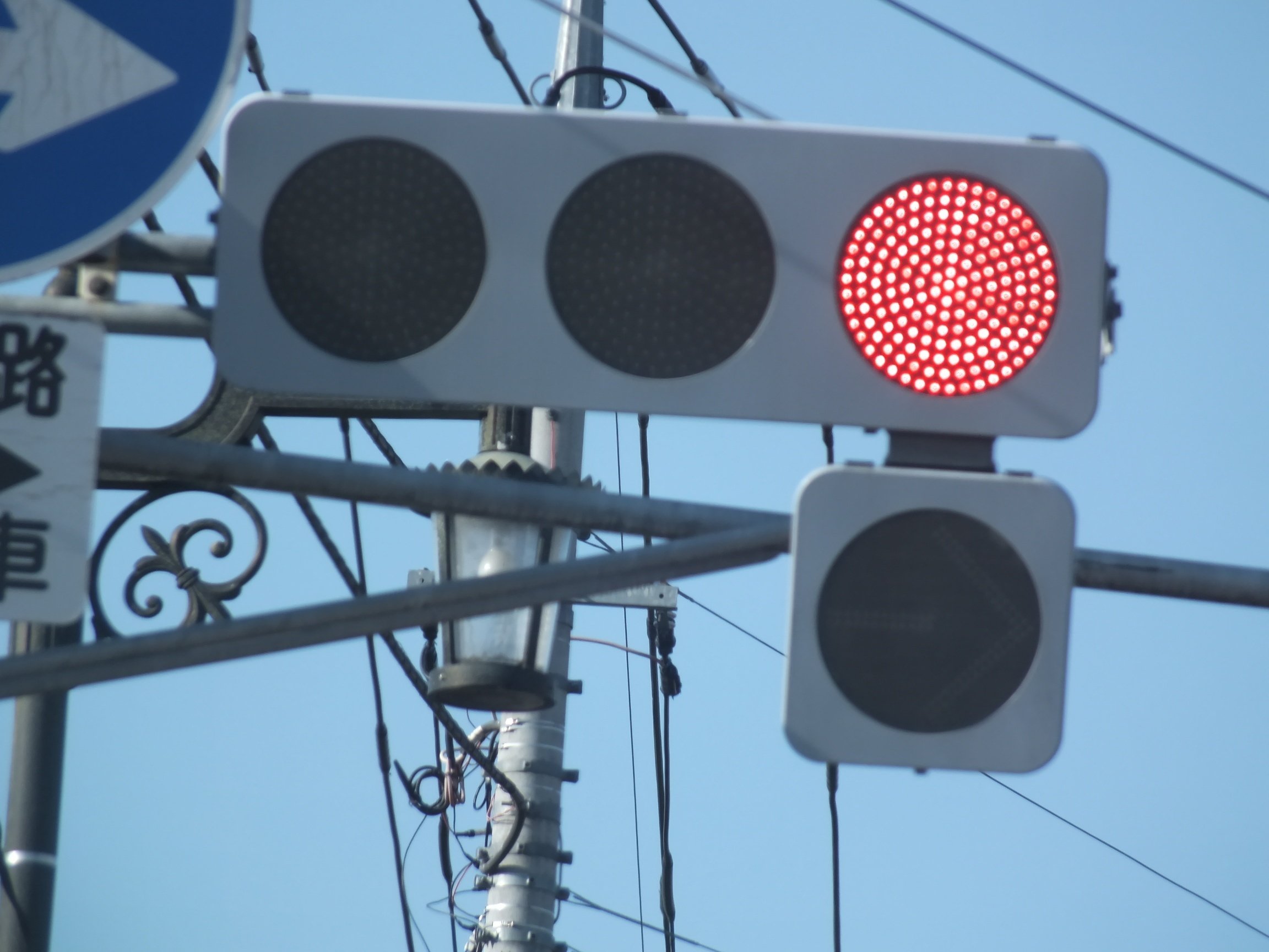 秩父市上野町にある小糸OEM電材フラット300㎜＋右折矢印灯と一方通行路