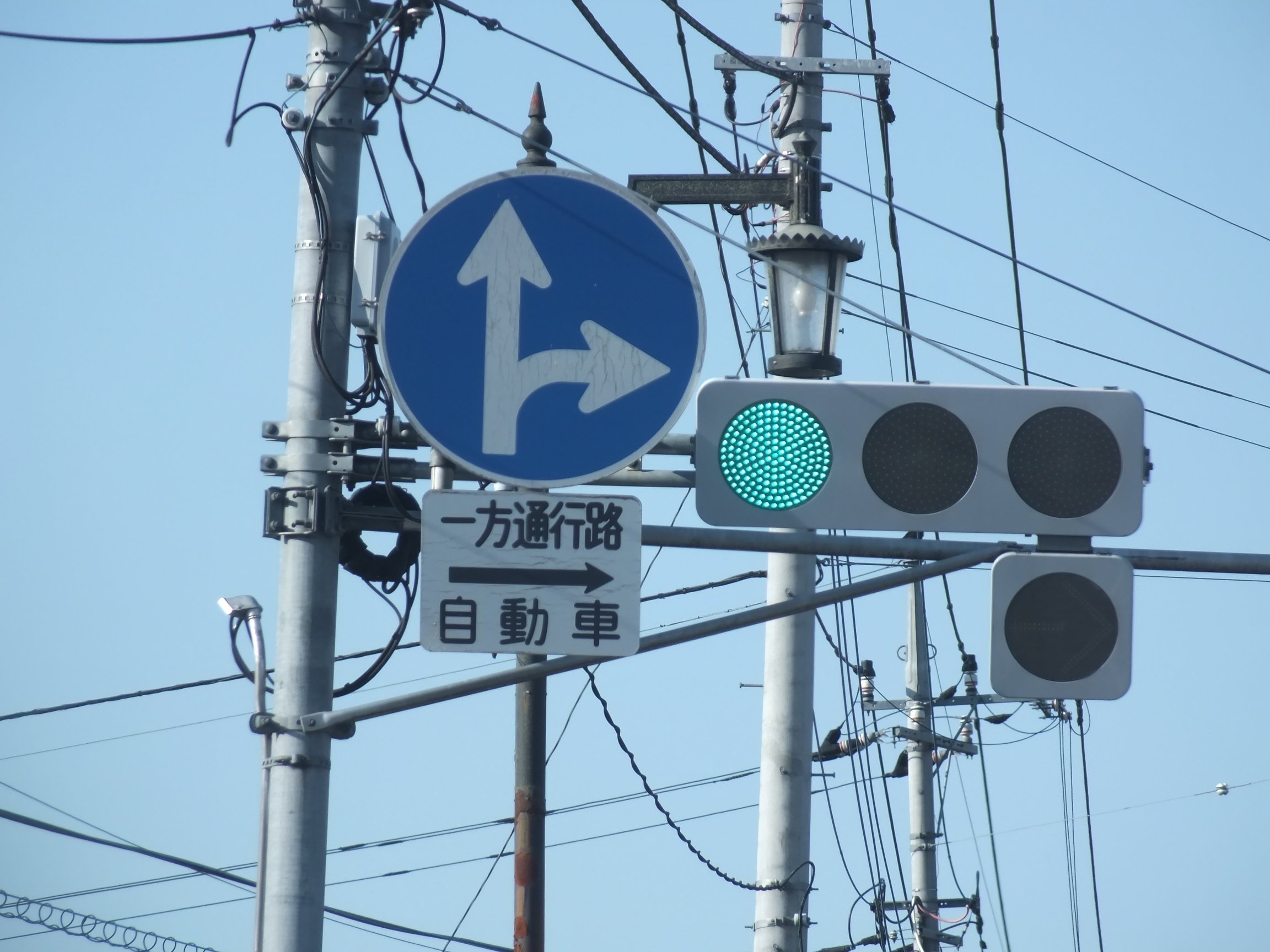 秩父市上野町にある小糸OEM電材フラット300㎜＋右折矢印灯と一方通行路