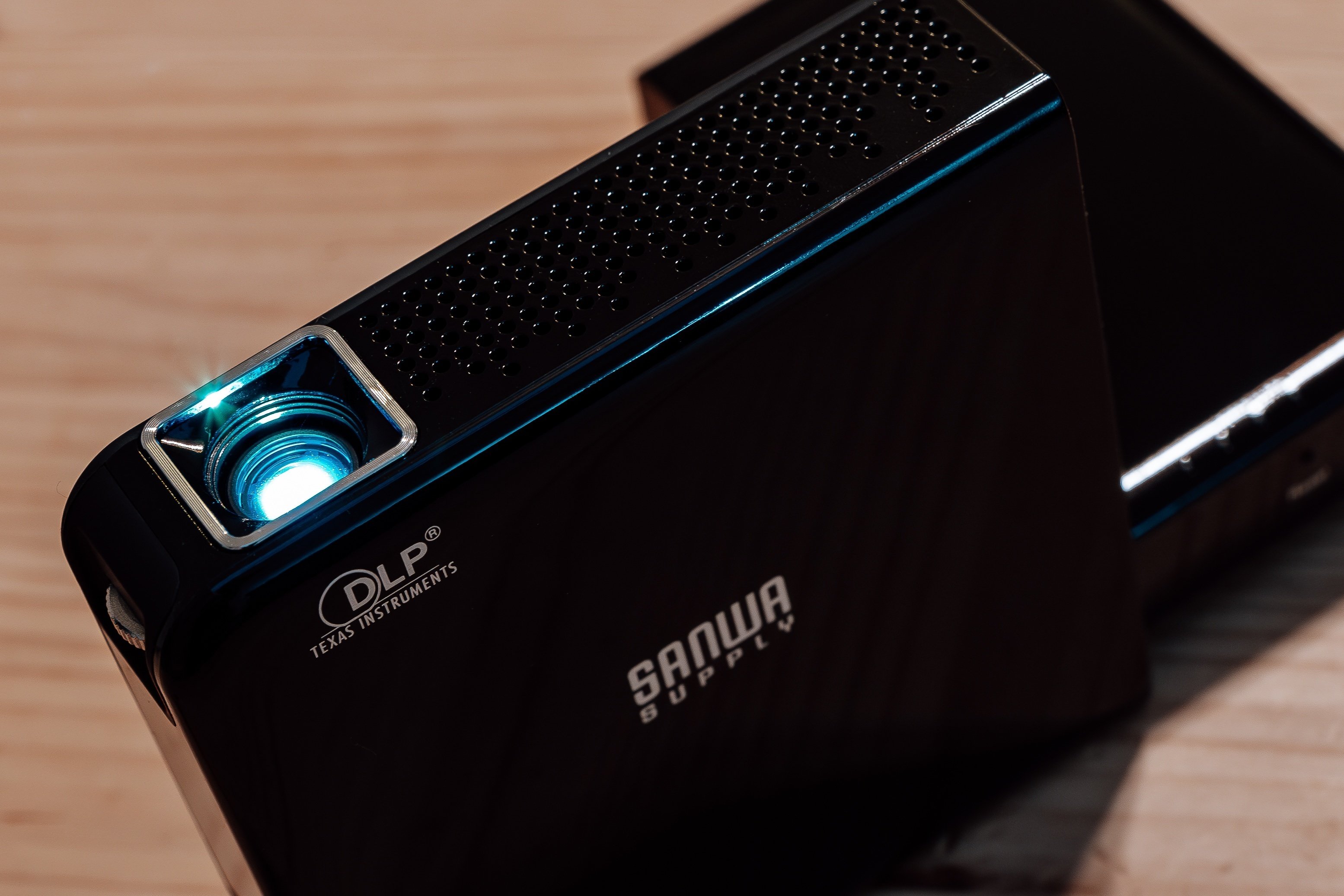 サンワダイレクト モバイル プロジェクター 400-PRJ026 サンワダイレクト モバイルプロジェクター200ANSIルーメン 400