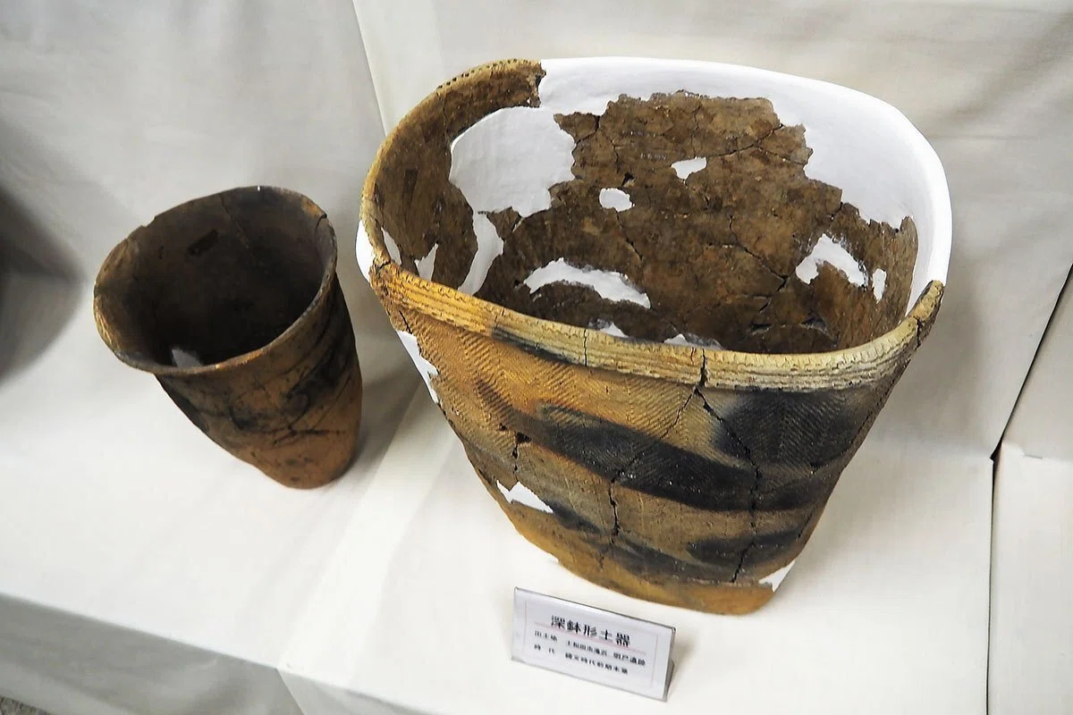 遮光器の岩偶と小さな土偶たちー十和田市郷土館[JOMOSEUM]｜土