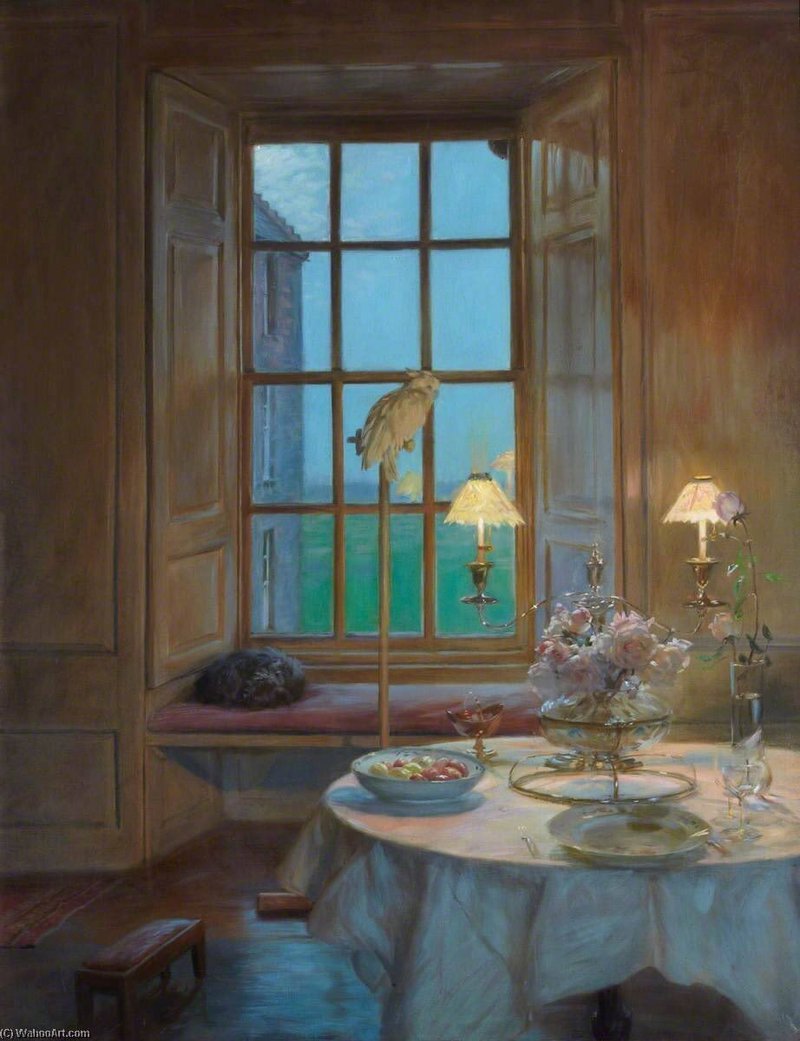 今日のアート占い 「困難な時こそ落ち着いて。心静かになれば半分は解決に近づく。解決策が思いつきやすくなるから」  ロリマーはスコットランドの作家。（1856〜1936） 果物と花の乗ったテーブル、白いインコが止まり木にいて、窓下では猫が丸まり、ランプが灯ったリビング。 窓からは少し日が翳っている夕方くらいの明るさの風景が見えています。 人はいないで動物たちは静かです。 昼でも夜でもない間のひと時が静けさを感じさせています。 ただ窓辺で外を眺めながら物思いに耽りたくなる1枚です。