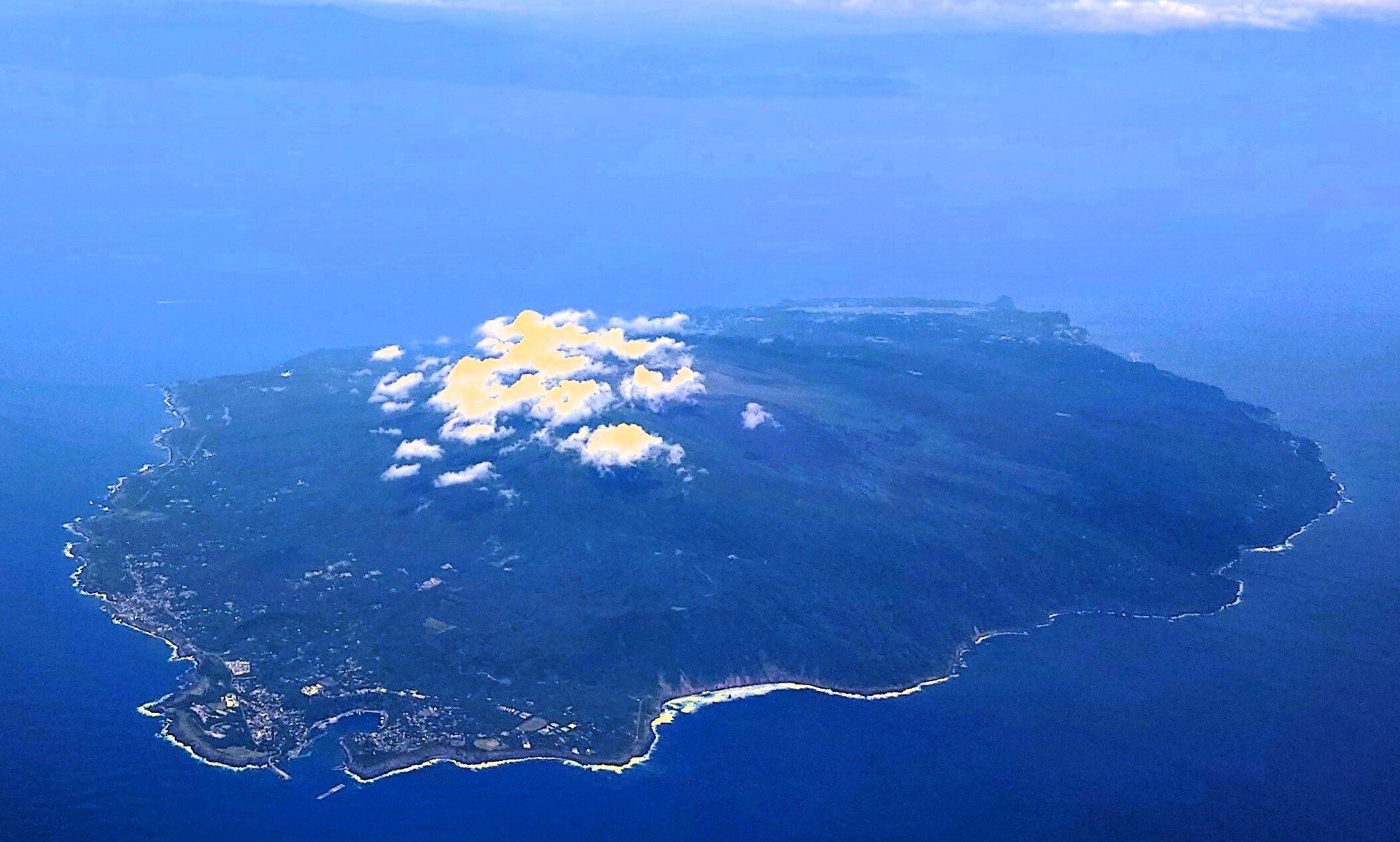 機窓画像コレクション「伊豆大島」「利島」／2023年｜菅野ノリヒコ