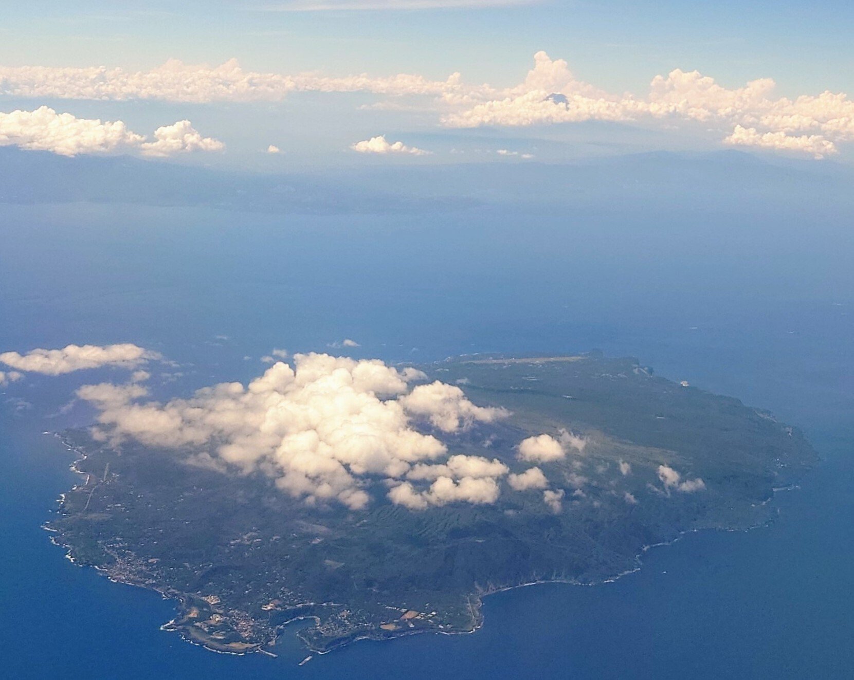 機窓画像コレクション「伊豆大島」「利島」／2023年｜菅野ノリヒコ