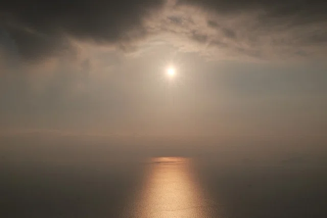 海上を照らす淡い陽の光