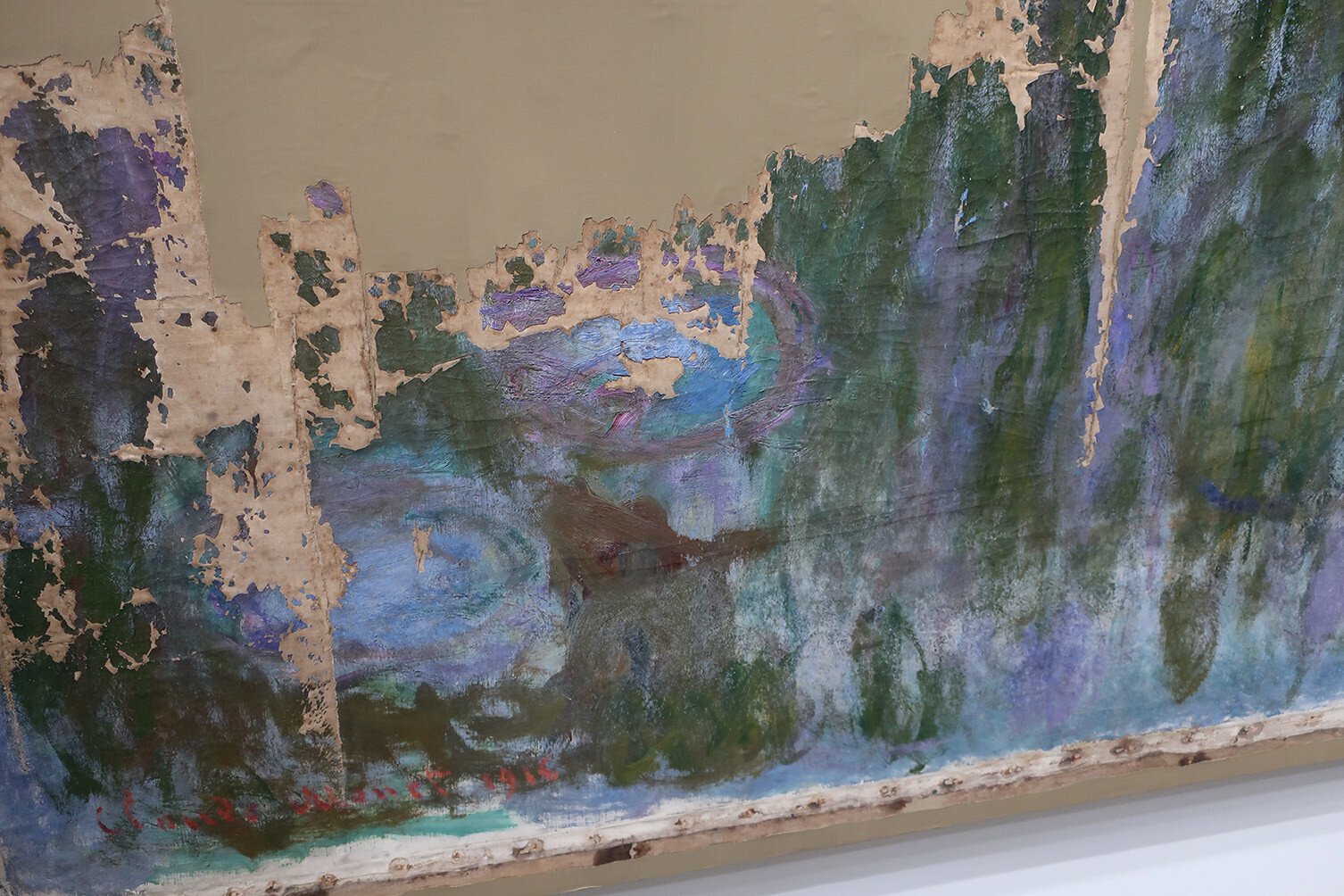 欠損した状態で見つかったモネの《睡蓮》と 修復するように作られた