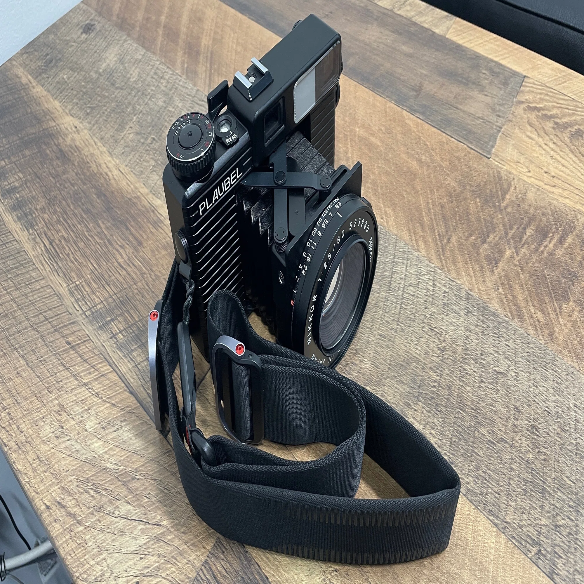 ブローニーポジフィルムで撮ったBarber Shopと、MAKINA 670の 
