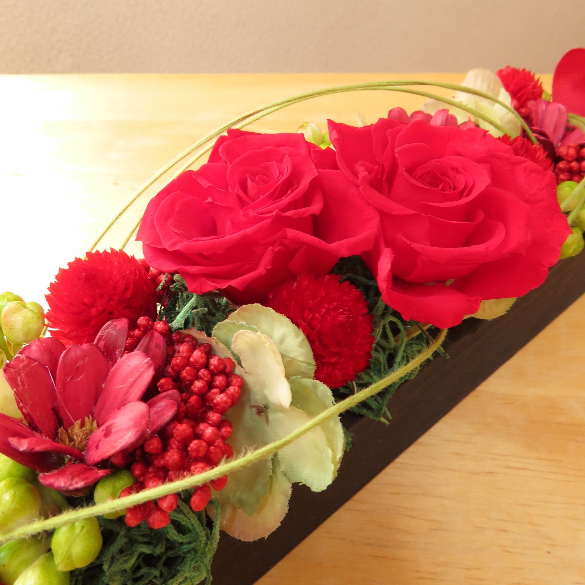 花と日々】5月作品「ローズギフトアレンジメント」｜花と日々 yas