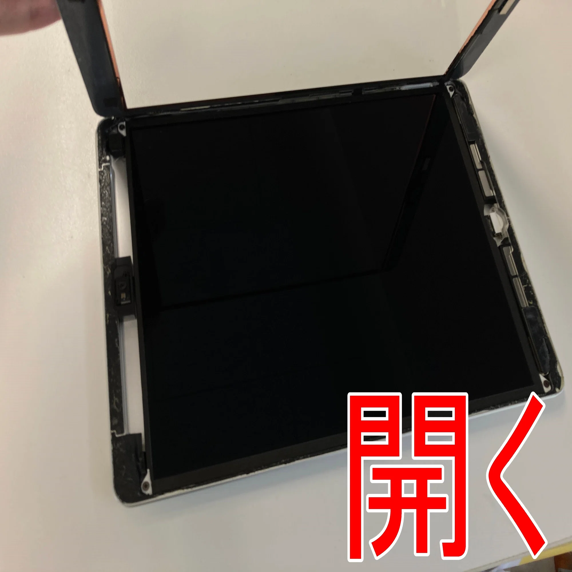 iPad 第8世代の液晶交換で画面がほぼ真っ暗な状態も郵送修理ポスト 