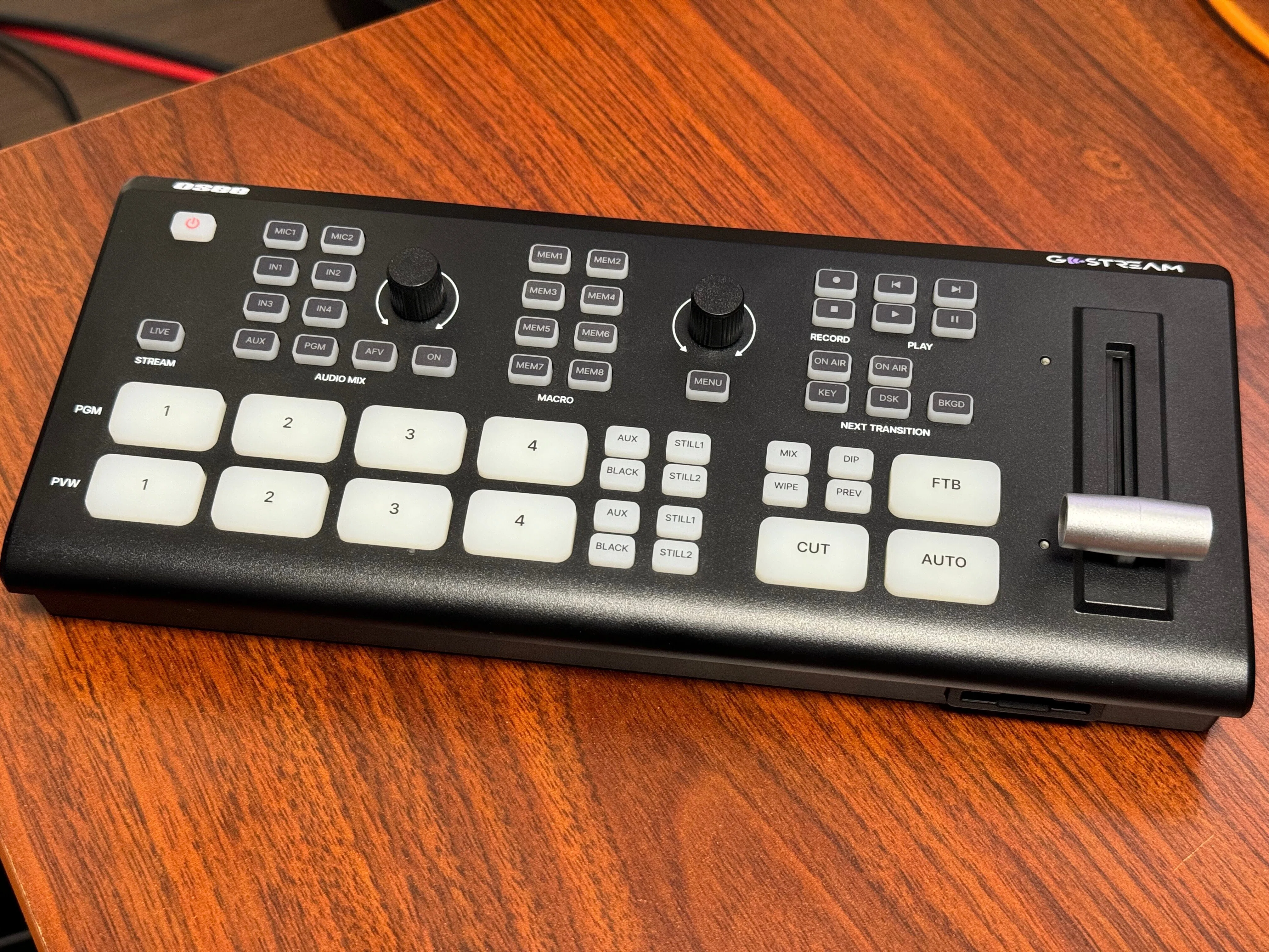 新製品「Osee GoSTREAM Deck Duet SDI」と旧型のアップデートを