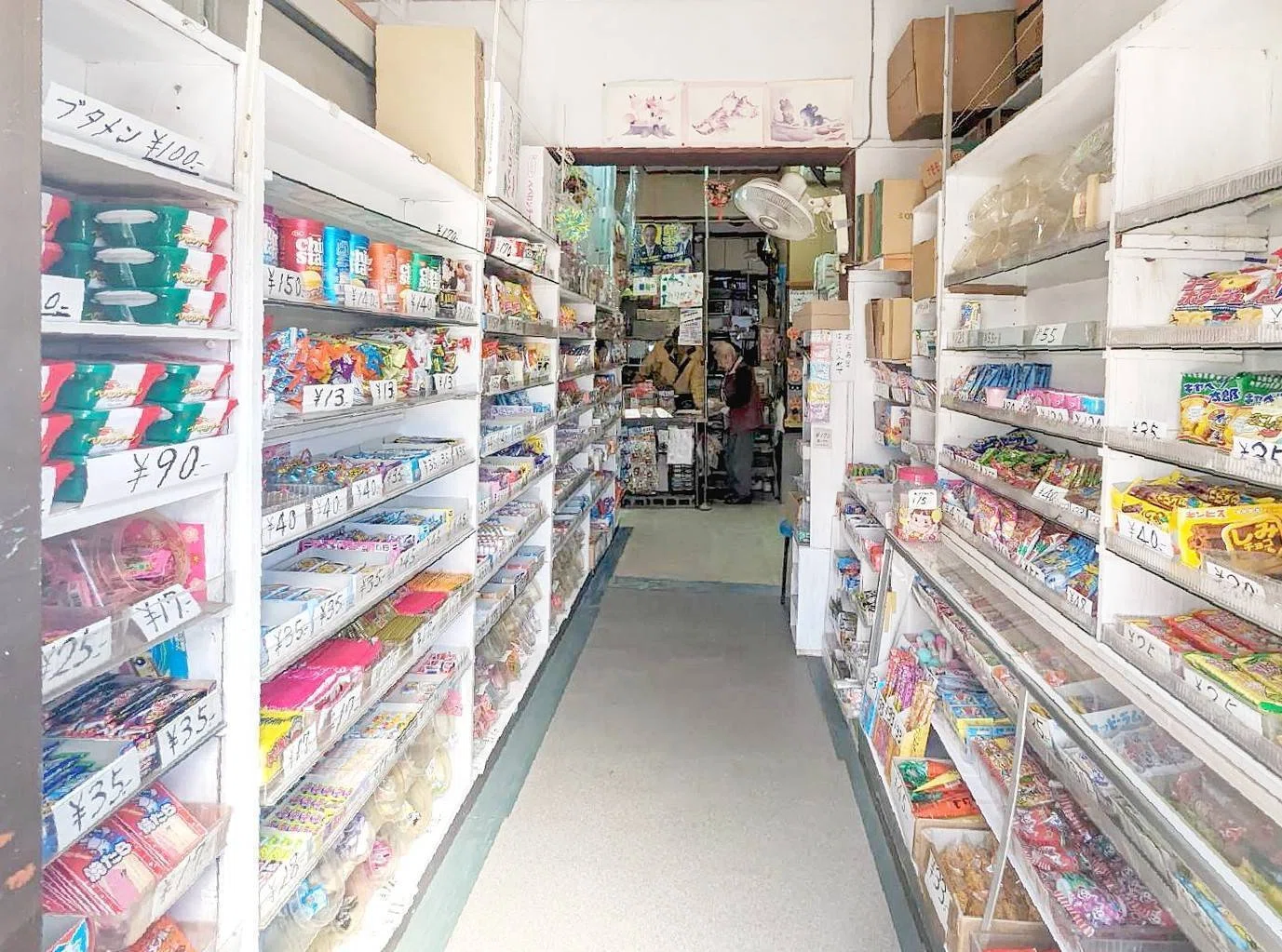 1年先のことは分からない」寂し気に話す駄菓子屋の店主に案内された