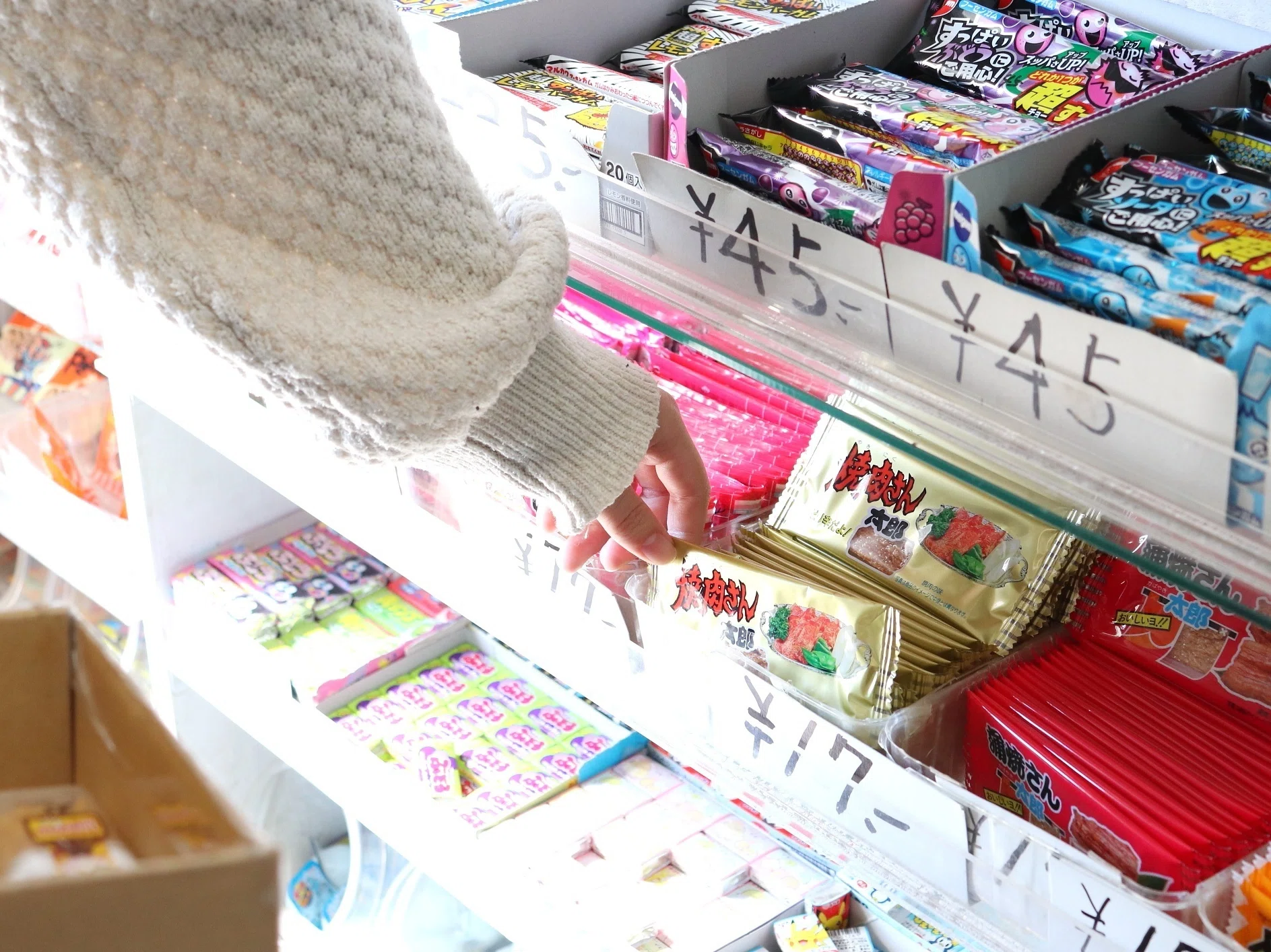 1年先のことは分からない」寂し気に話す駄菓子屋の店主に案内された