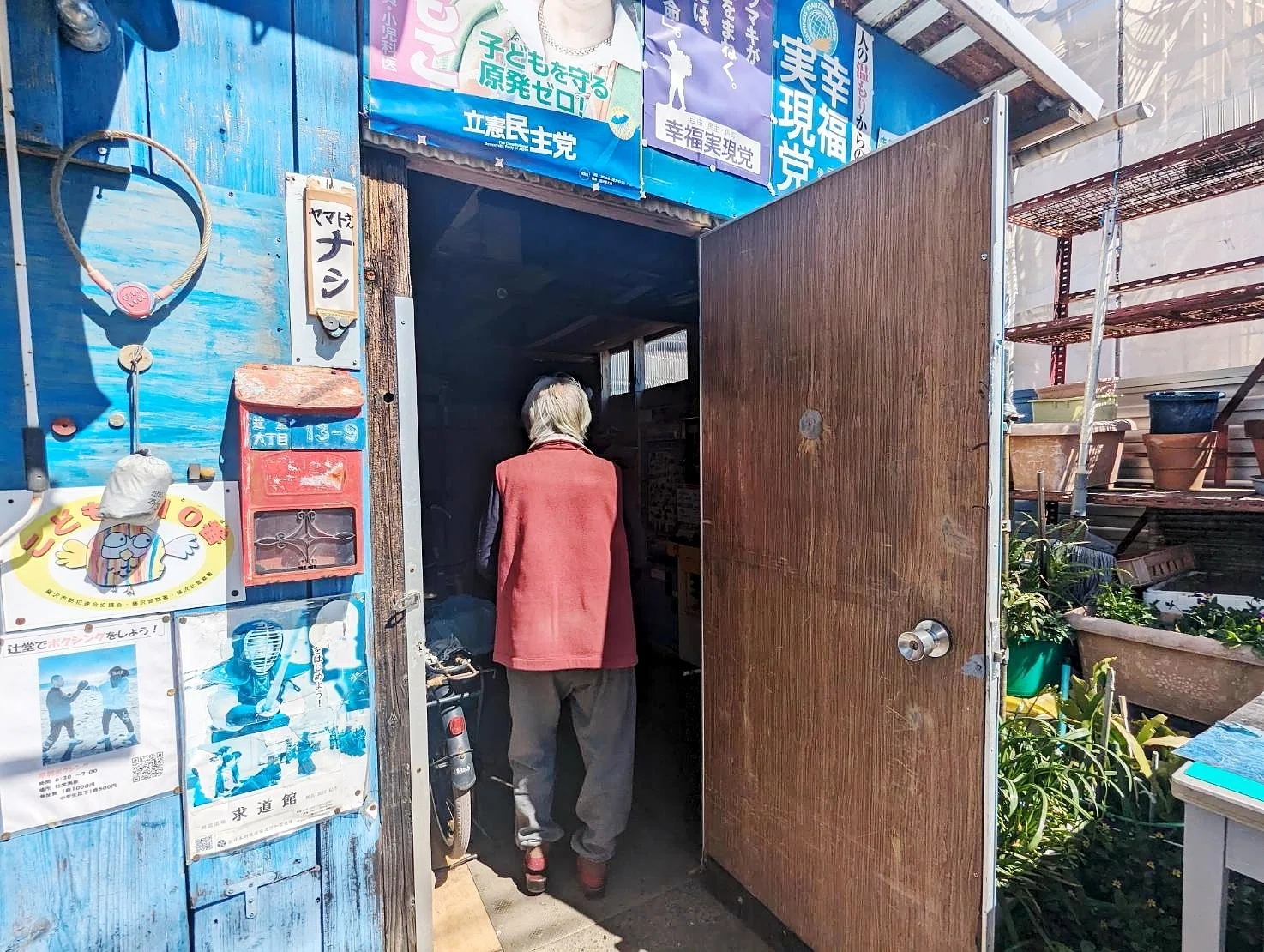 1年先のことは分からない」寂し気に話す駄菓子屋の店主に案内された