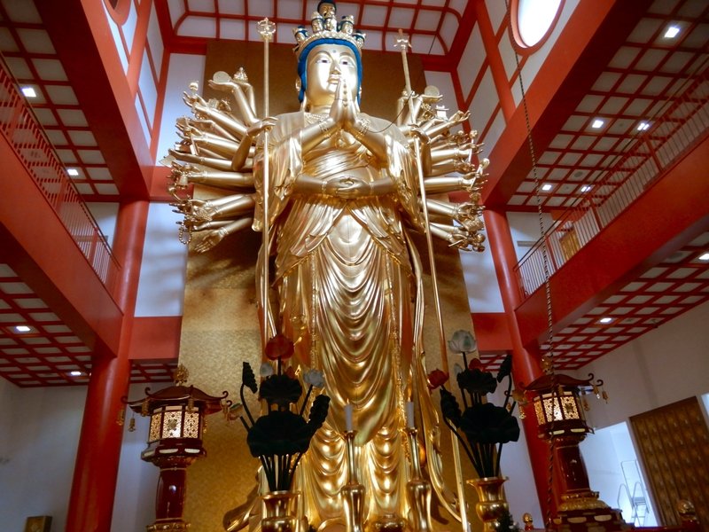 日本最大の木造の立像「大千手十一面観世音菩薩像」