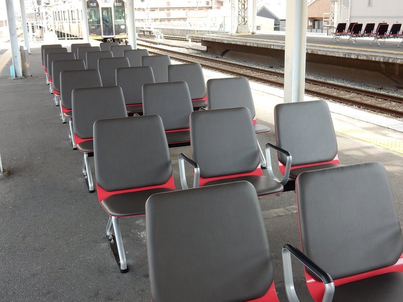 駅のホームには立派過ぎる椅子。意識高いホーム。近鉄・八戸ノ里駅