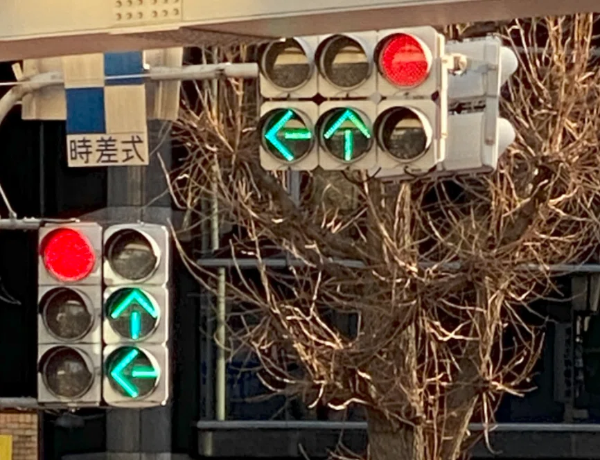 東京都に完全フラット型低コストLED信号機がない理由は？｜道路標識マニア