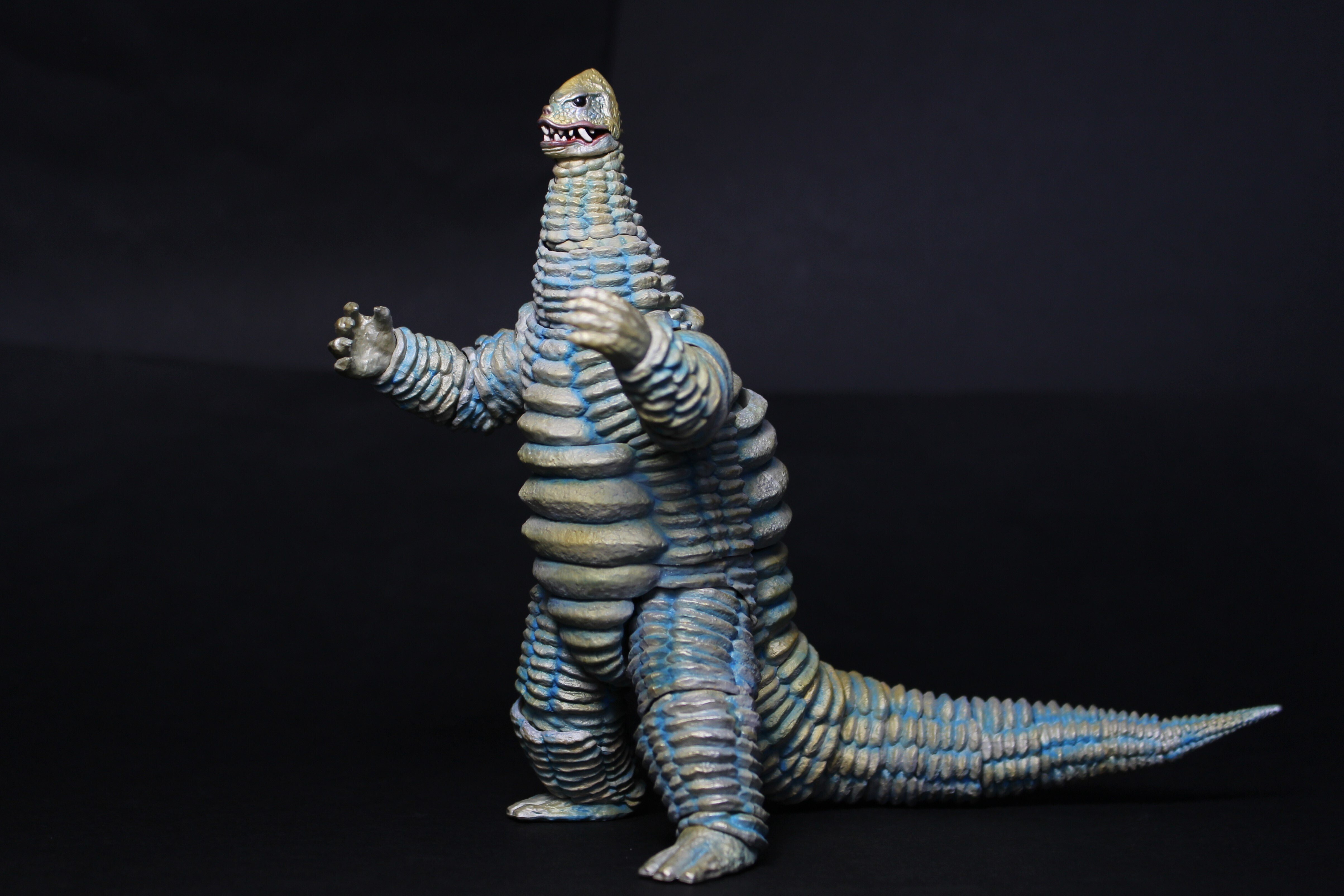 黄金の怪獣 レッドキング｜アシム
