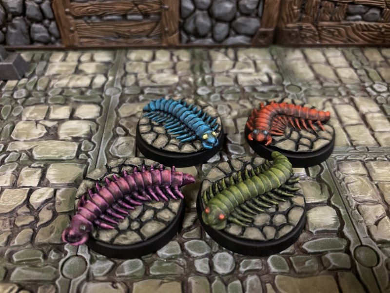Otherworld Miniaturesより「DM2 Giant Centipedes (4)」を塗りました。メーカー作例のように同じ色で揃えた方が群れ感は高まりますね。