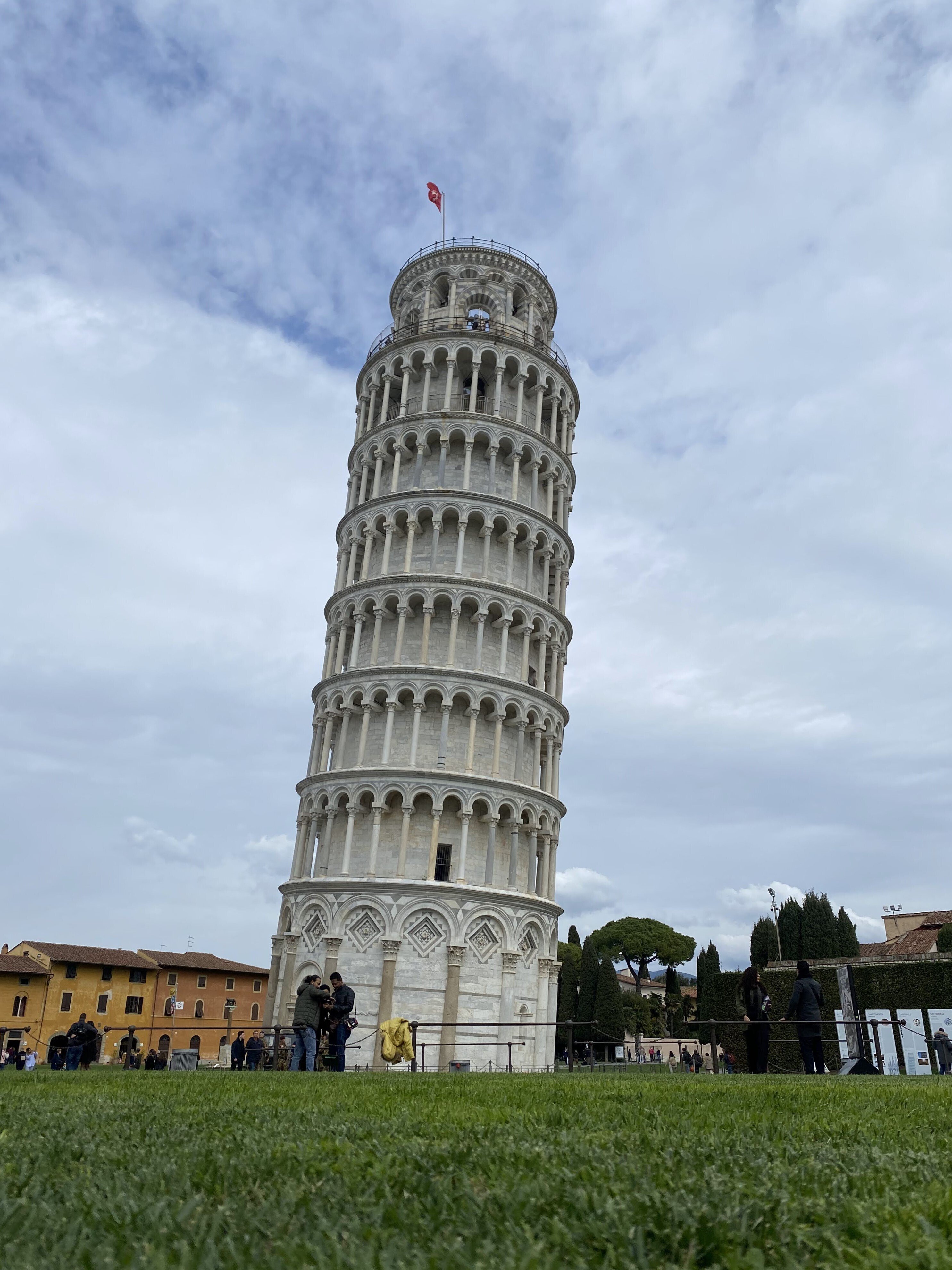 イタリア縦断旅】ピサの斜塔を支える夢、叶いました。|桜 イタリア縦断旅】ピサの斜塔を支える夢、叶いました。|桜