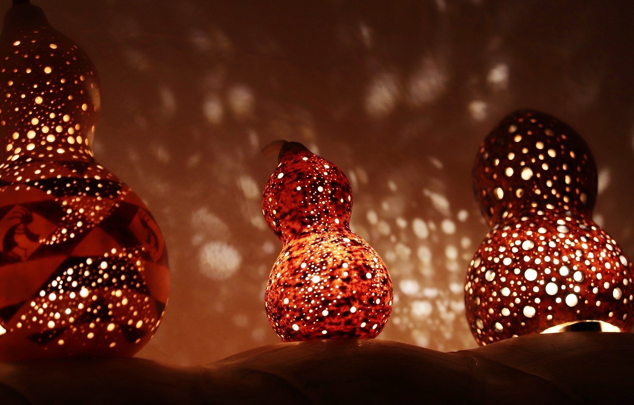 住宅街に不気味な音を響かせる「暗闇の工房」そこで見た「予約2か月