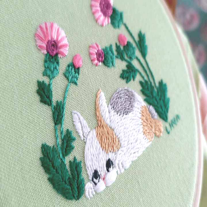 今週の刺繍「アザミと三毛柄ウサギ」｜内山理奈