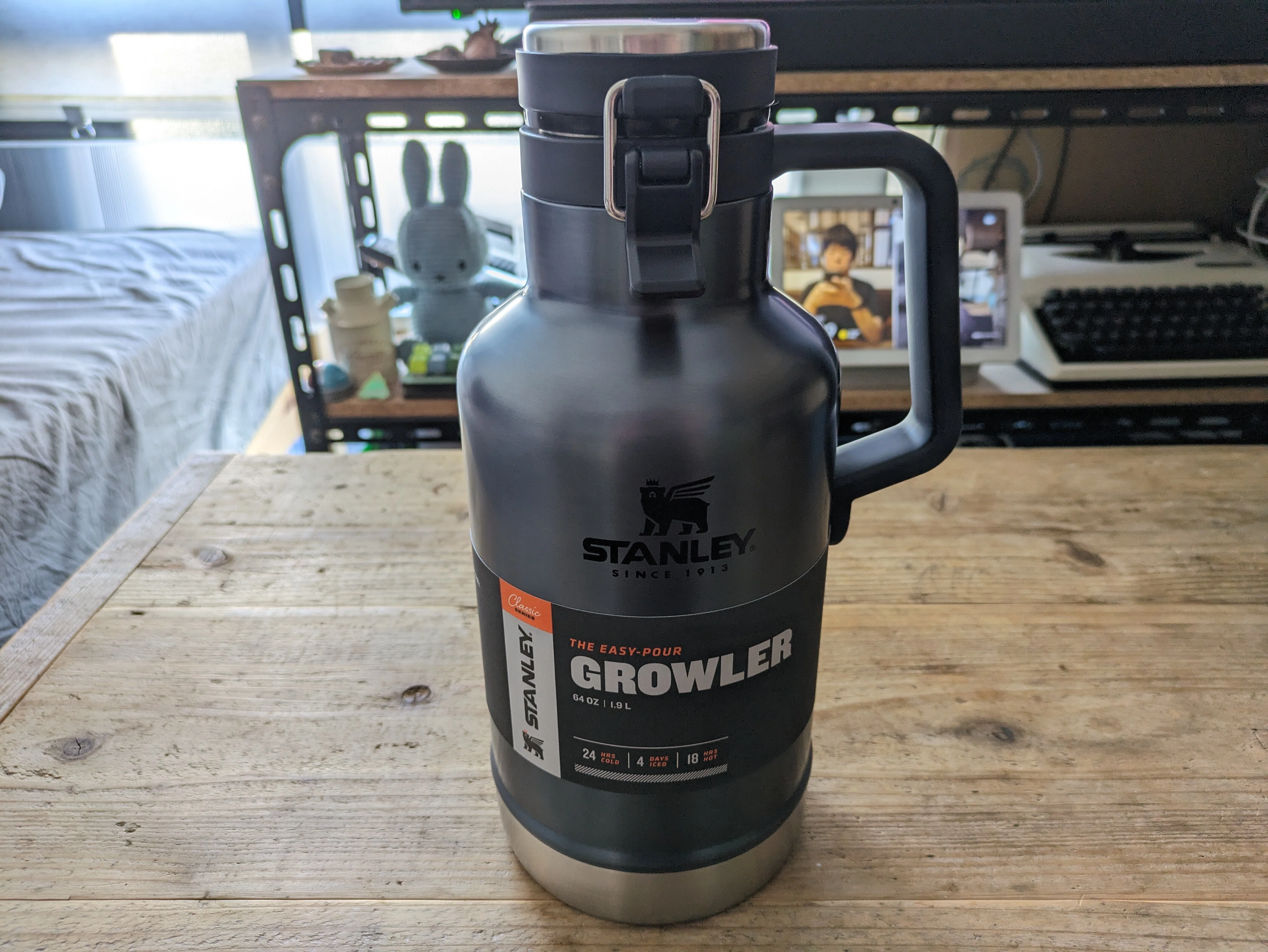 STANLEY(スタンレー)】「クラシック真空グロウラー1.9L 各色 氷入れ