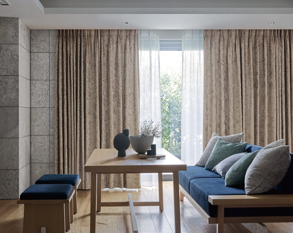 フジエテキスタイル　良質遮光裏地付きカーテン 主寝室」のカーテンに、『遮光裏地』と『形態安定加工』を付けた