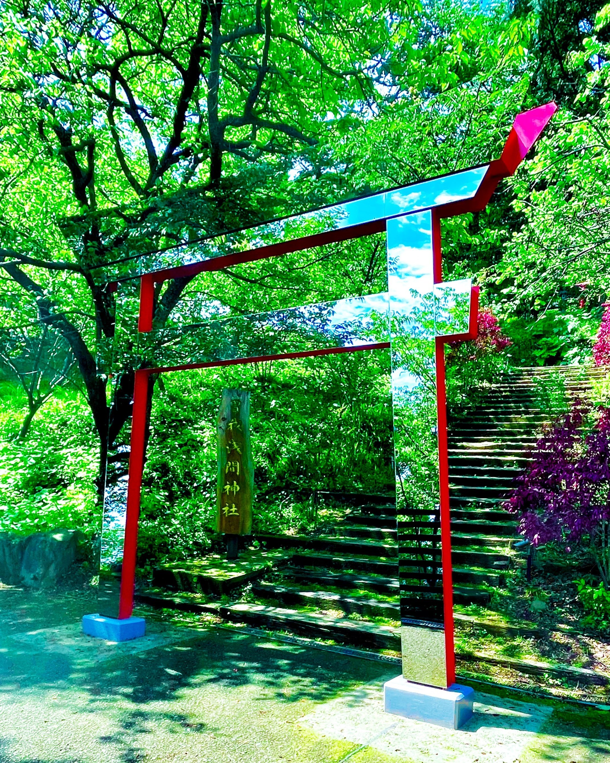 邪気を跳ね返し、開運を呼ぶ「鏡の鳥居」｜まてぃえ matie