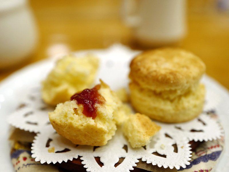 ティーハウスでセイロンティーにスコーン｜サカキシンイチロウ