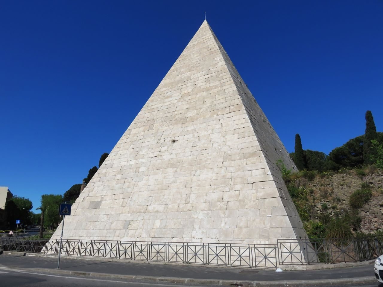 エジプトではなく、イタリア、ローマに現存する唯一のピラミッド
