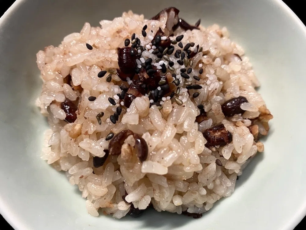 この質感に仰天・・・宮城製粉「赤飯」｜西田親生