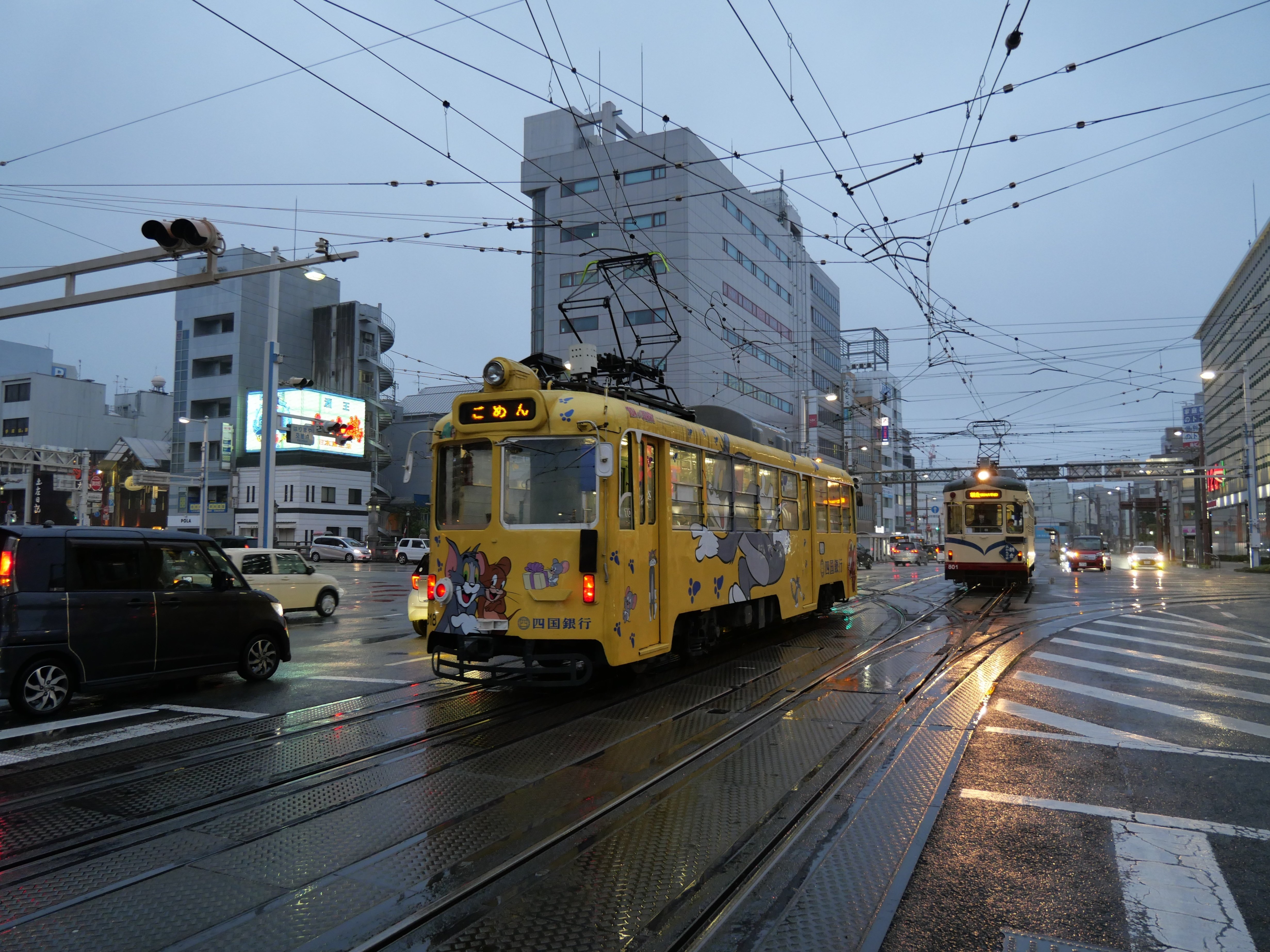 ごめん」がトレードマークのとさでん交通｜栗鯊