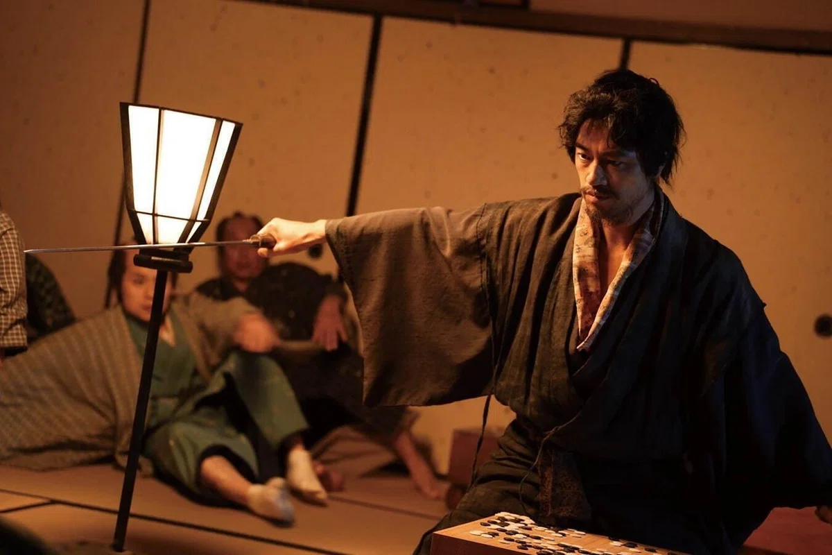 映画『碁盤斬り』のワンシーン、柴田兵庫を演ずる斎藤工さん