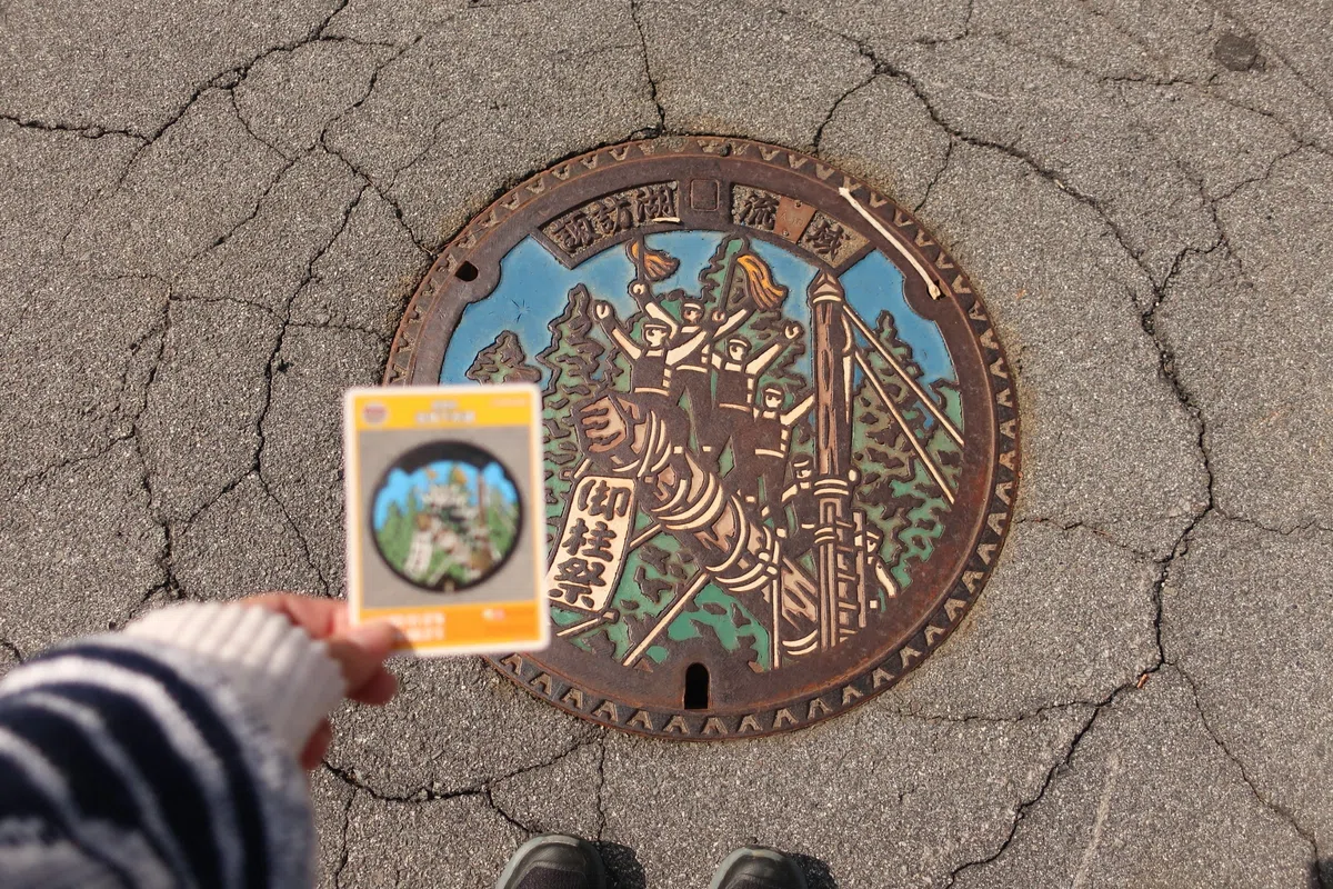 諏訪湖のお神輿マンホール