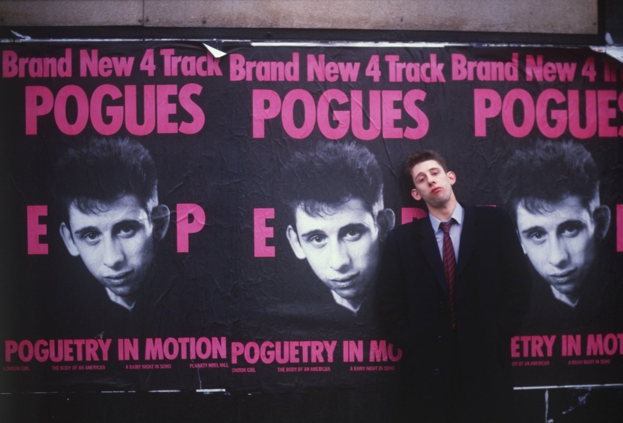 【Ｂ2ポスター】シェイン・マガウアン 映画　ポスターThe POGUES 激レア 第七回：映画『シェイン 世界が愛する厄介者のうた』｜BE AT TOKYO