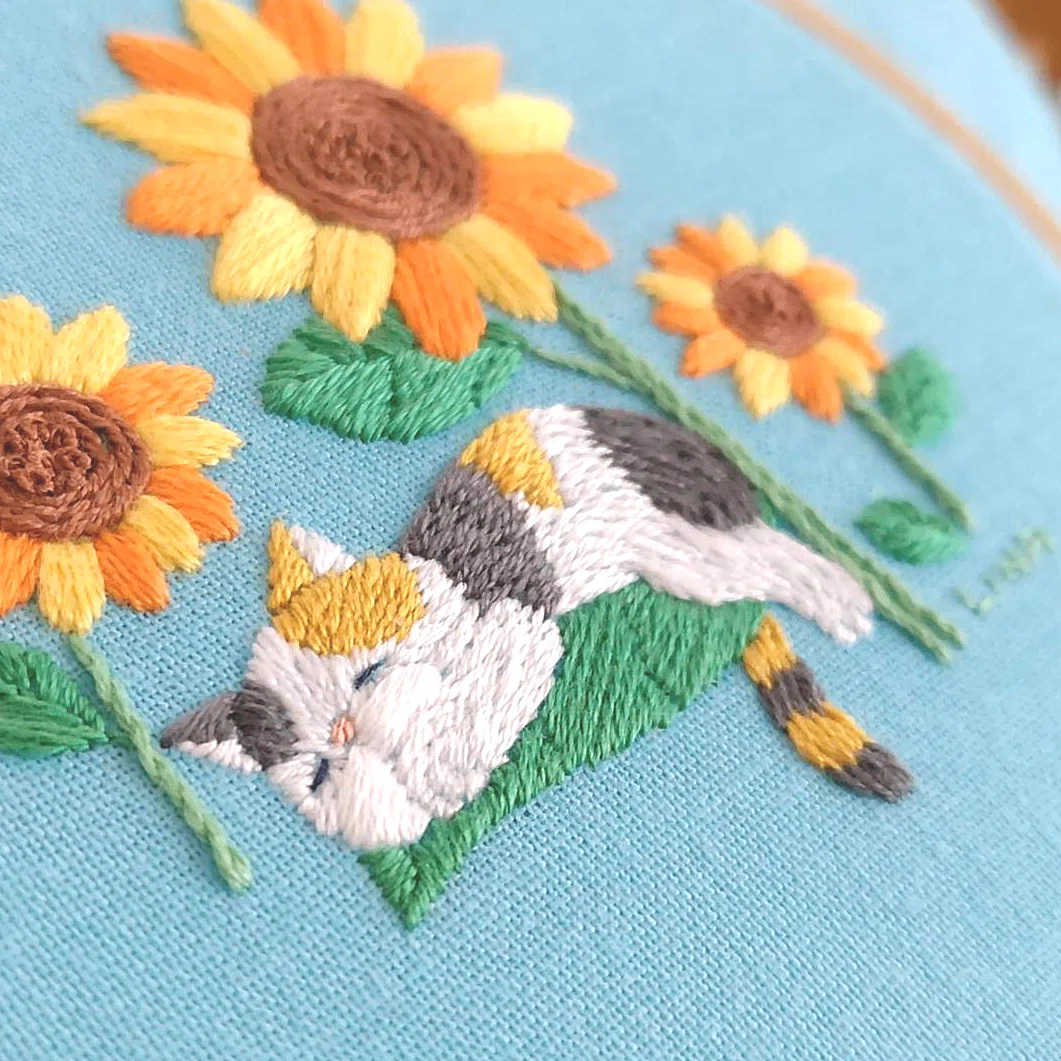☆図案データ更新 今週の刺繍「ひまわりの夢をみる猫」｜内山理奈